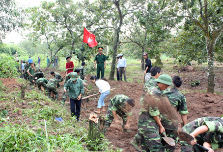 Đoàn viên thanh niên Trường đại học Nguyễn Huệ tham gia công tác dân vận ở xã Tam Phước (TP.Biên Hòa).   Ảnh: T.NINH