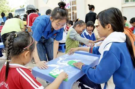 Các em thiếu nhi xã Phước Bình tham gia trò chơi trong ngày hội. Ảnh: N.Tuyết