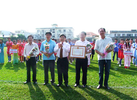 Lãnh đạo Công ty Điện lực Đồng Nai nhận bằng khen của Bộ Văn hóa – thể thao và du lịch.