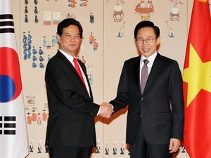 Prime Minister Nguyen Tan Dung and his RoK counterpart Lee Myung-bak