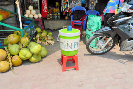 Thùng trà đá miễn phí của dì Hai Liêm.