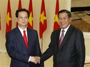 PM Dung meets with Cambodian counterpart