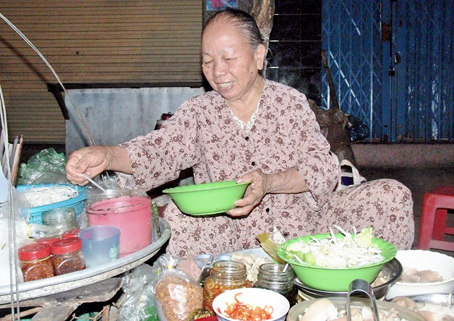 Bà Ba đang bán hủ tiếu đêm tại chợ Biên Hòa. Ảnh: B. NGUYÊN