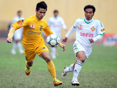 Hà Nội (trái) và XSKT.Cần Thơ (phải) là 2 ứng viên sáng giá nhất cho 2 vé lên hạng V-League 2013.            Ảnh: T.L