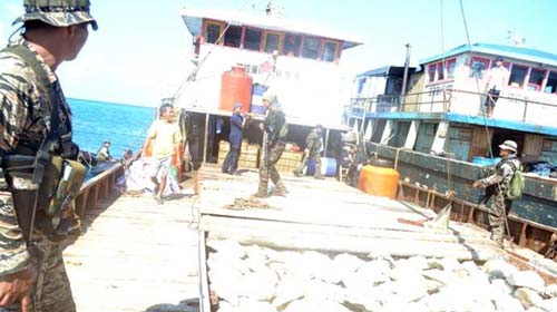 Tàu Philippines, Trung Quốc chạm trán trên biển Đông