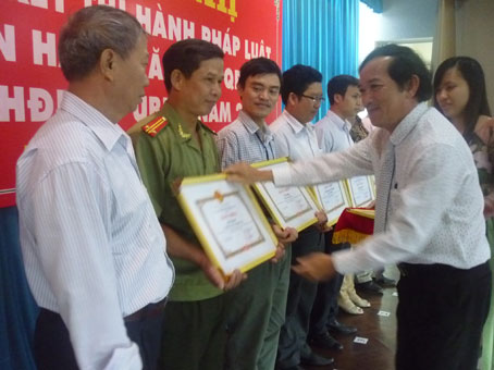 Ông Nguyễn Thành Trí, Phó chủ tịch UBND tỉnh trao tặng bằng khen cho các tập thể, cá nhân đạt thành tích.