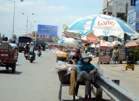 Bán bánh mì ven quốc lộ 51 (đoạn ở ngã tư Vũng Tàu, phường Long Bình Tân).