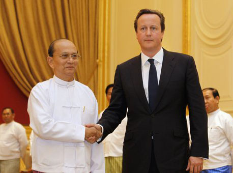 Ông Cameron gặp Tổng thống Myanmar Thein Sein tại Nay Pyi Taw ngày 13-4.