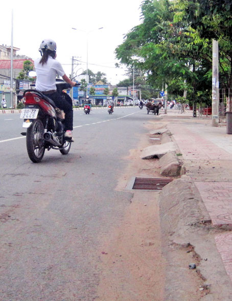 Nhiều tuyến đường ở TP.Biên Hòa bị đục, đắp, cơi nới rất nham nhở. Trong ảnh: Một đoạn vỉa hè trên đường Đồng Khởi bị phá hỏng.