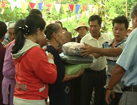 Ông Điểu Bảo, Trưởng ban Dân tộc tỉnh (thứ hai bên phải) trao quà cho đồng bào dân tộc Khmer.