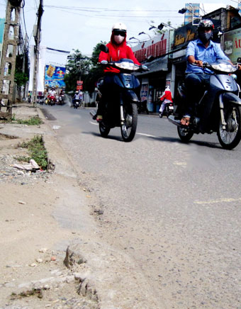 Vỉa hè nham nhở