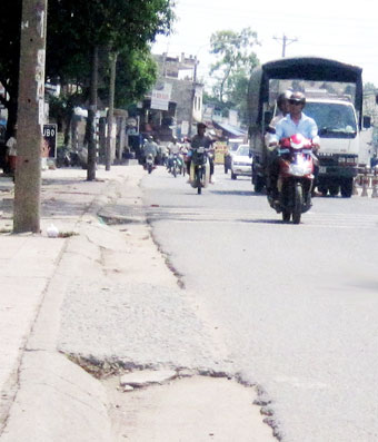 Vỉa hè nham nhở