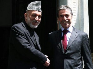Tổng thống Afghanistan Hamid Karzai (trái) và Tổng Thư ký NATO Anders Fogh Rasmussen. (Nguồn: AFP/TTXVN)