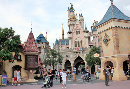 Mỗi ngày, Công viên Disneyland đón khoảng 33 ngàn du khách. Ảnh: L.LAN