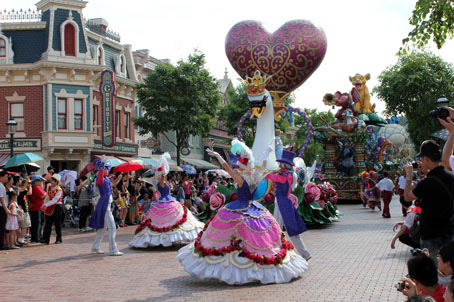 Diễu hành trong Công viên Disneyland ở Hồng Kong. Ảnh: L.LAN