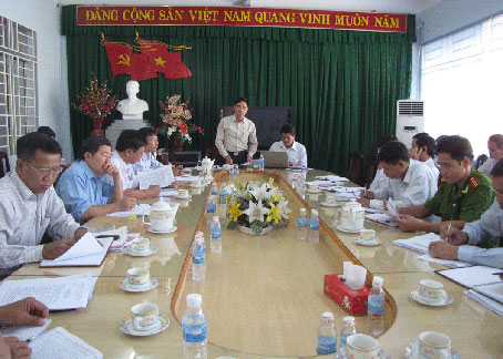 Phó chủ tịch UBND tỉnh Trần Văn Vĩnh phát biểu tại cuộc họp.