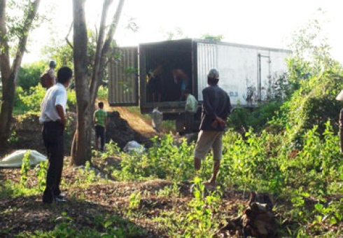 The freezing truck that was escorted to the incineration site in Long Binh Ward 