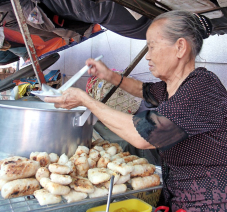 Bà Tâm vẫn nhanh nhẹn khi bán hàng cho khách. Ảnh: B. Nguyên