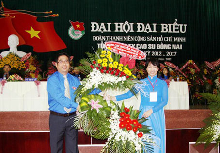 Chủ tịch Hội Liên hiệp thanh niên Việt Nam Nguyễn Phước Lộc tặng hoa chúc mừng đại hội.