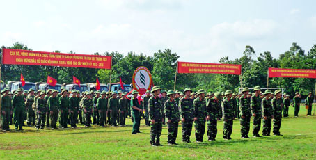 Công nhân cao su Đồng Nai trong ngày ra mắt Tiểu đoàn công binh dự bị động viên năm 2011.