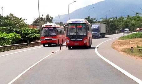 Xe khách chạy quá tốc độ quy định, lấn trái vượt qua cả dải phân cách, tránh vượt sai quy định trên quốc lộ 1A (đoạn thuộc địa bàn huyện Xuân Lộc). Ảnh: T. TOÀN