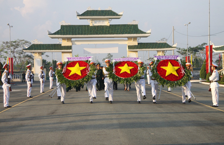 Đoàn đại biểu dâng hoa tại Nghĩa trang liệt sĩ tỉnh.