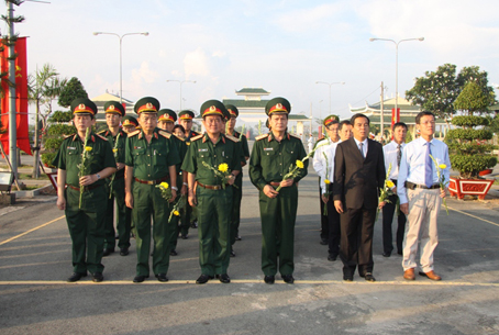 Các đại biểu dành một phút mặc niệm tưởng nhớ các anh hùng liệt sĩ.