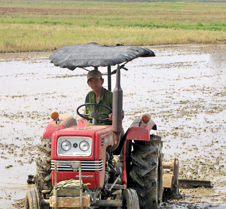 Nông dân ấp Vĩnh Hiệp, xã Tân Bình (huyện Vĩnh Cửu) làm đất chuẩn bị xuống vụ hè - thu.