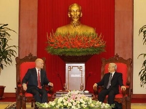 Party General Secretary Nguyen Phu Trong and UK ’s Secretary of State for Foreign Affairs William Hague 