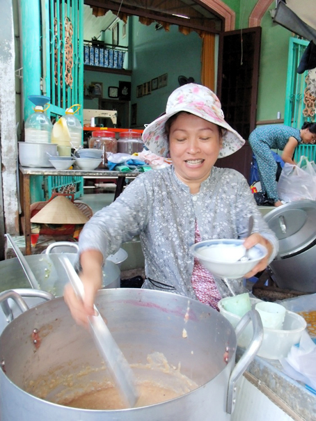 Cô Hường đang bán cháo cho khách. Ảnh: B. NGUYÊN