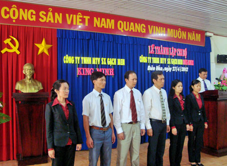 Các đảng viên của công ty nghe công bố quyết định thành lập Chi bộ.