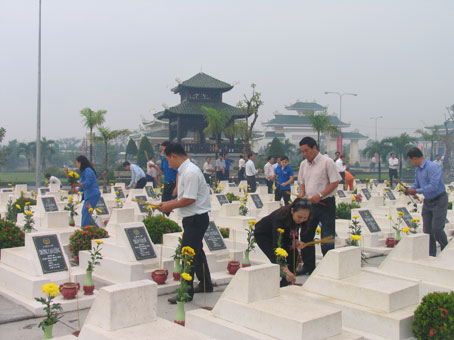 Cán bộ, nhân dân Biên Hòa thắp hương cho các liệt sĩ. Ảnh: K. Giới