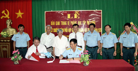 Các đồng chí lãnh đạo chứng kiến lễ ký kết giữa Trung đoàn KQ 935 và Sở KHCN Đồng Nai. Ảnh: C. Nghĩa