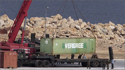 Các binh sĩ Lebanon đang cẩu 1 trong 3 container chở vũ khí lên xe (Ảnh- AP)