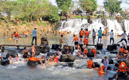 Khách đến vui chơi tại khu du lịch Thác Giang Điền