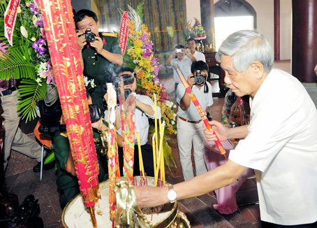 Nguyên Tổng bí thư Lê Khả Phiêu thắp hương tại Đền thờ anh hùng liệt sĩ  Đông Nam bộ. Ảnh: V. lâm