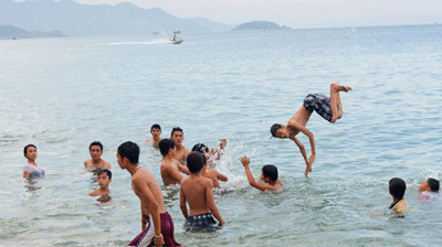 Du khách Sài Gòn vẫy vùng trên biển Nha Trang 