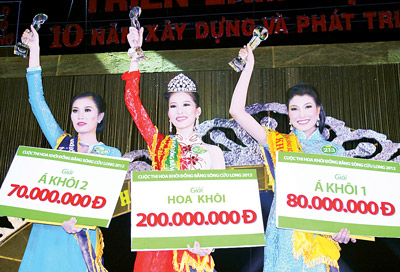 Đặng Thị Thu Thảo (giữa) nhận giải Hoa khôi ĐBSCL 2012