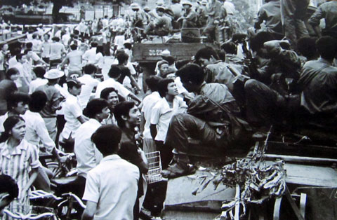 Nhân dân Sài Gòn đón mừng đoàn quân giải phóng trưa ngày 30/4/1975.