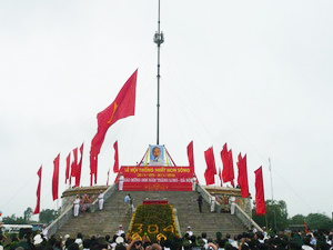 Cờ Tổ quốc từ từ được kéo lên và tung bay trong gió.