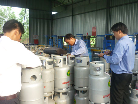 Lực lượng chức năng đang tiến hành niêm phong số bình gas sang chiết trái phép của Công ty Gas Việt. Ảnh: T.Danh