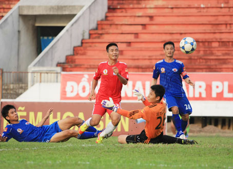 Thắng Than Quảng Ninh 3-1, Đồng Nai (áo đỏ) vươn lên xếp hạng ba