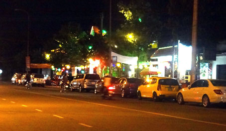 Công tác tuyên truyền về ATGT cũng cần chú trọng ở các khu vực có nhiều nhà hàng, quán nhậu.  Ảnh: T.TOÀN