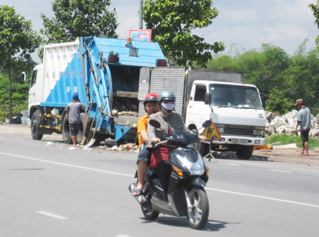Sao phải chuyển rác giữa đường?