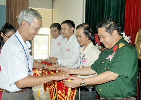 Ông Lâm Duy Tín, Phó giám đốc Sở Lao động - thương binh và xã hội trao cờ cho các đơn vị có thí sinh tham gia.