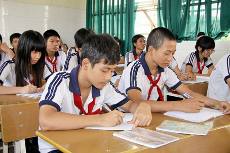Học sinh lớp 9 Trường TH-THCS-THPT Đinh Tiên Hoàng (TP.Biên Hòa) đang ôn thi vào lớp 10. Ảnh: C.Nghĩa