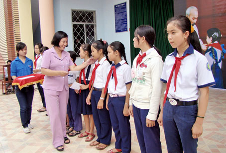 Giám đốc Nhà thiếu nhi Đồng Nai Nguyễn Thị Ngọc Dung trao học bổng cho thiếu nhi Xuân Lộc.            Ảnh: C.Nghĩa