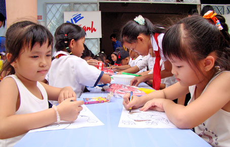 Học sinh các huyện tham gia ngày hội tuổi thơ do Nhà thiếu nhi tỉnh tổ chức tại huyện Xuân Lộc.