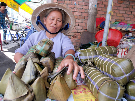 Bà Tư bán bánh tét ở chợ Biên Hòa.