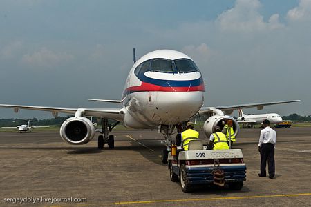 Chiếc Sukhoi Superjet 100 đậu tại sân bay Halim Perdanakusuma ở thủ đô Jakarta, Indonesia ngày 9-5.